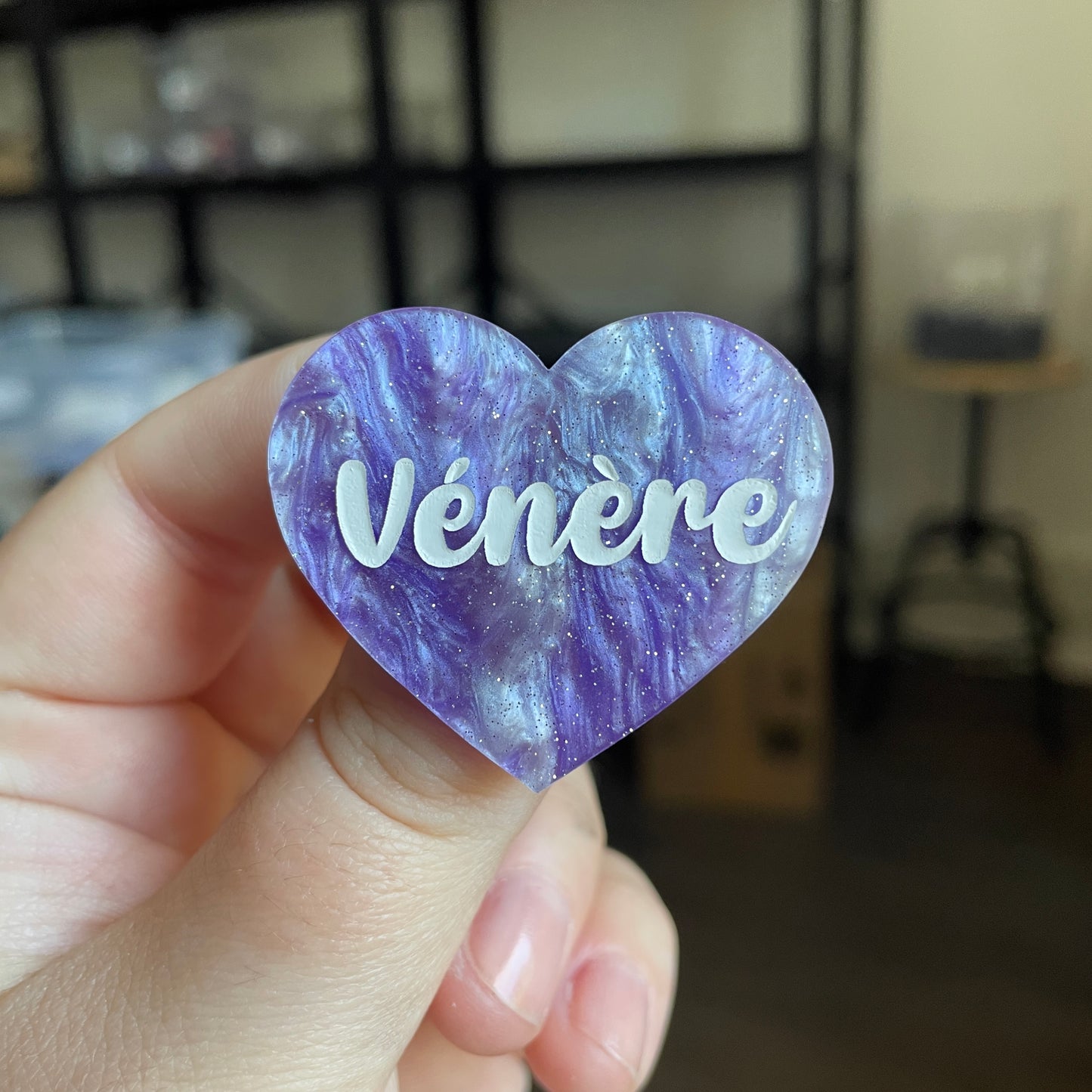 Broche "Vénère" en acrylique marbrée bleue et violette