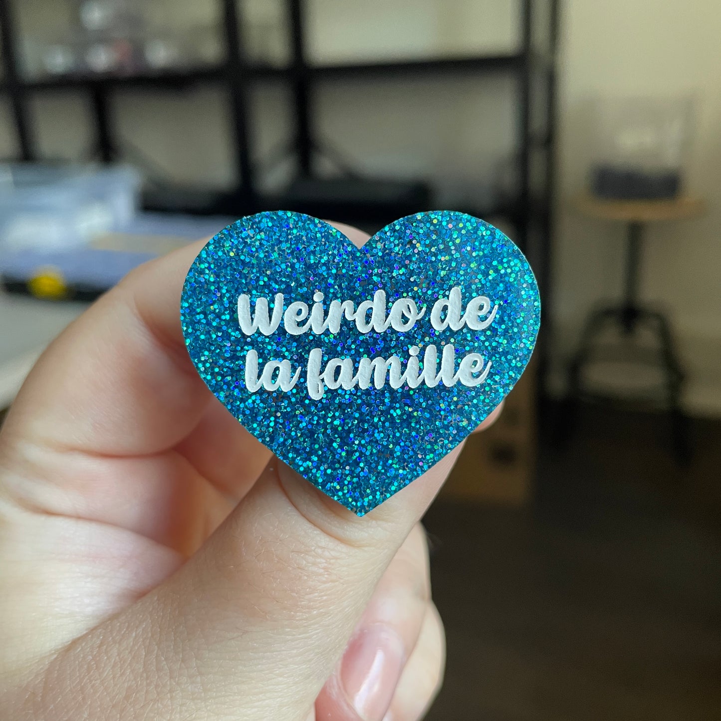 Broche "Weirdo de la famille" en acrylique à paillettes bleues