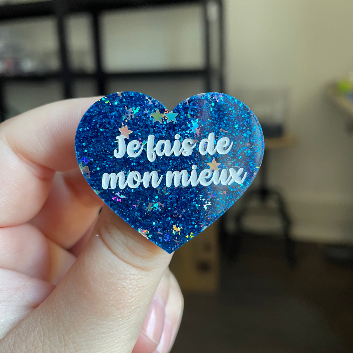 Broche "Je fais de mon mieux" en acrylique à paillettes bleues avec des confettis étoiles