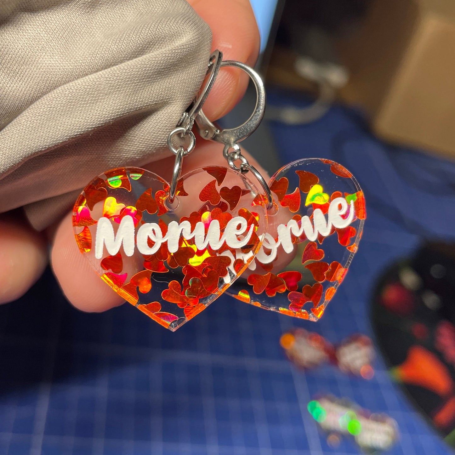 Petites boucles d'oreilles coeurs pendantes "Morue" en acrylique transparente avec des coeurs oranges