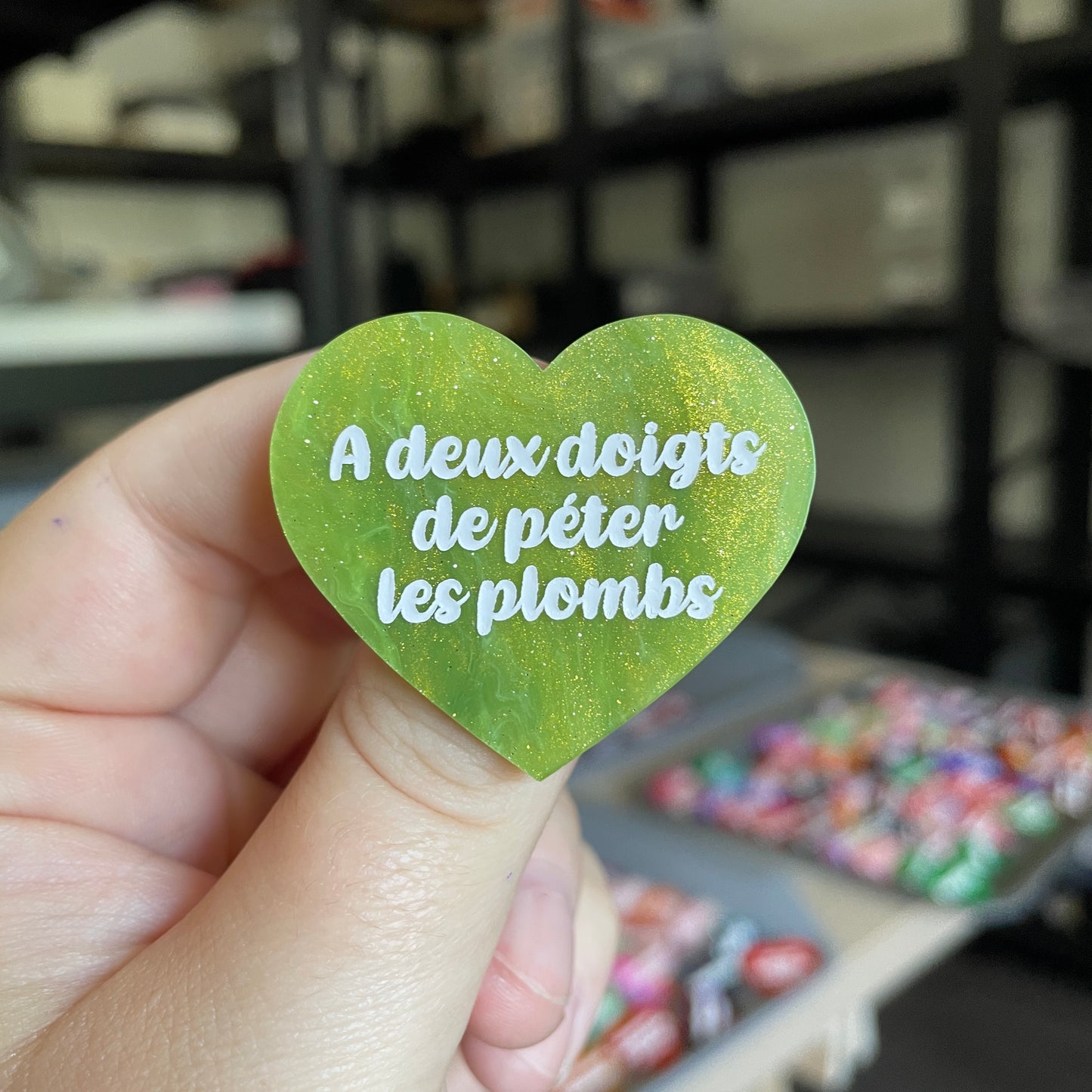 Broche "A deux doigts de péter les plombs" en acrylique marbrée verte et dorée