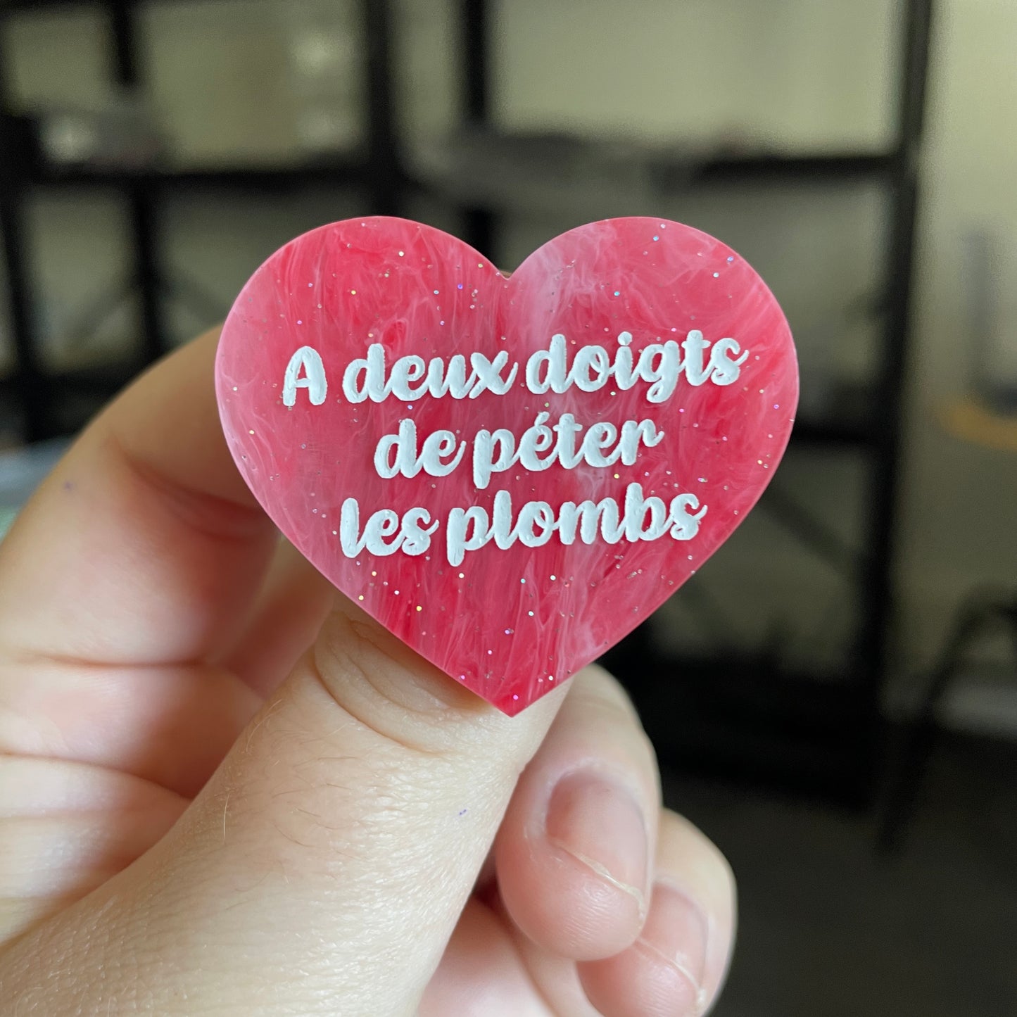 Broche "A deux doigts de péter les plombs" en acrylique marbrée rose et blanche