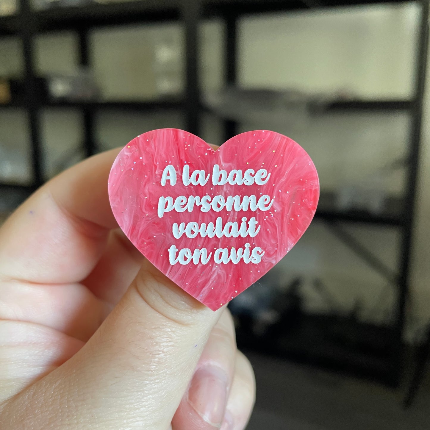 Broche "A la base personne voulait ton avis" en acrylique marbrée rose et blanche