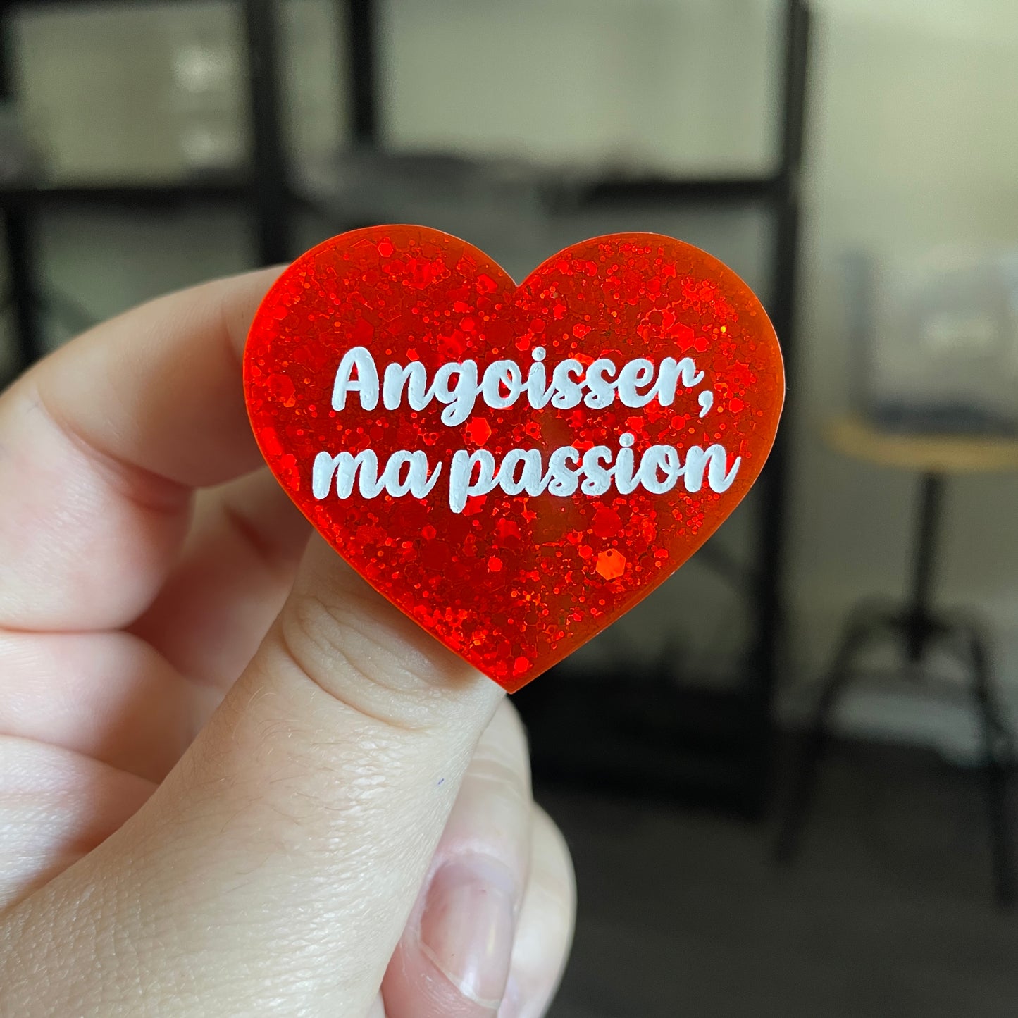 Broche "Angoisser, ma passion" en acrylique à paillettes oranges
