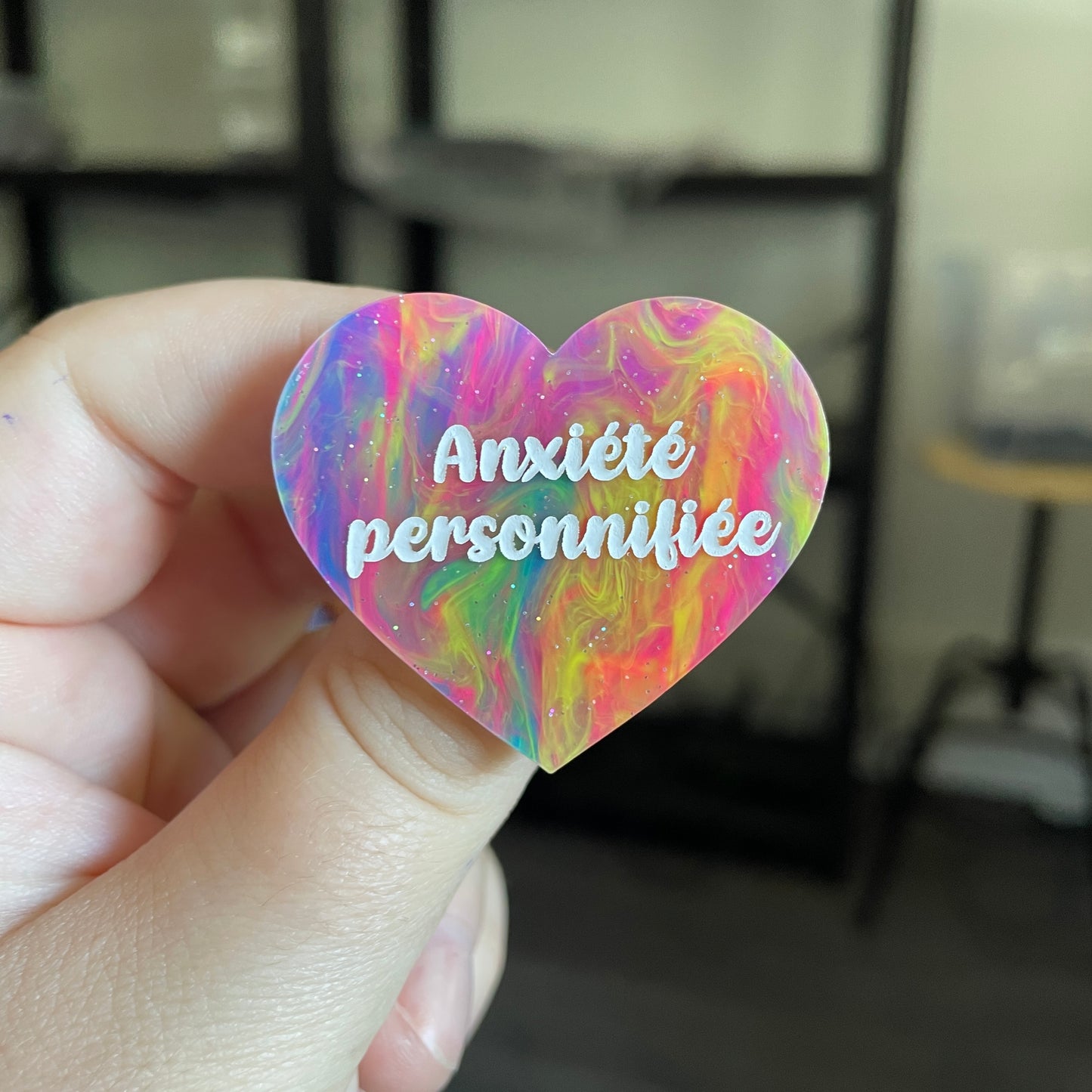 Broche "Anxiété personnifiée" en acrylique semi transparente marbrée multicolore