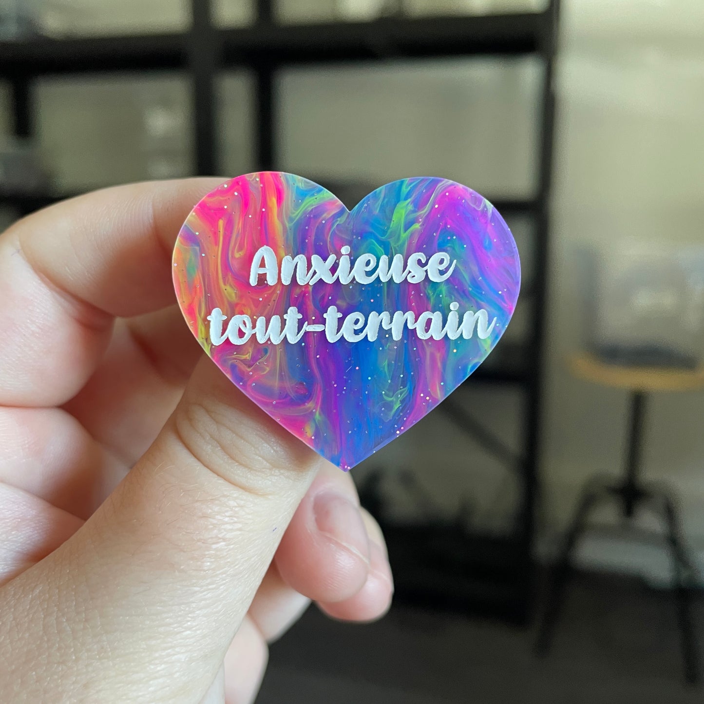 Broche "Anxieuse tout-terrain" en acrylique semi transparente marbrée multicolore