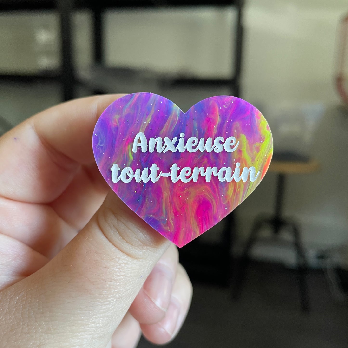 Broche "Anxieuse tout-terrain" en acrylique semi transparente marbrée multicolore