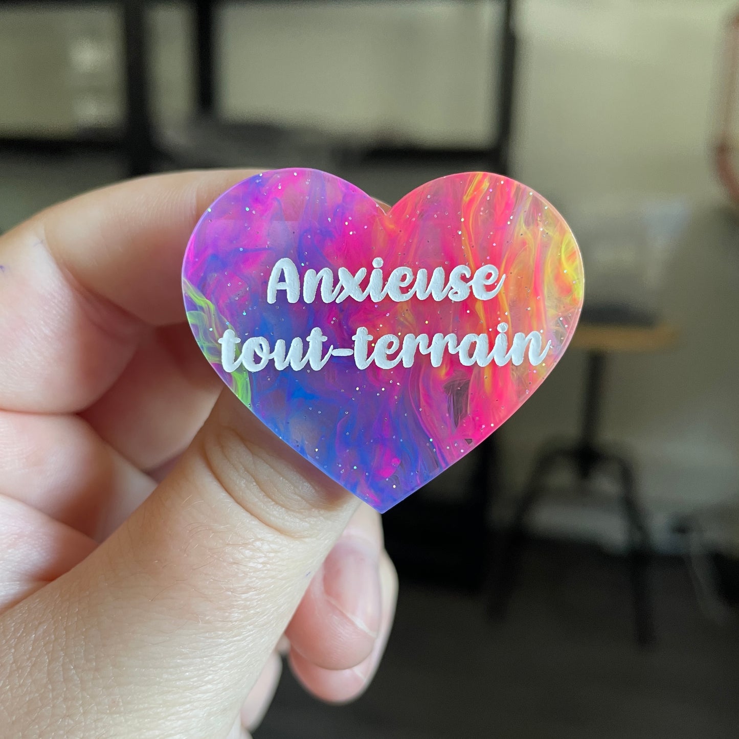 Broche "Anxieuse tout-terrain" en acrylique semi transparente marbrée multicolore