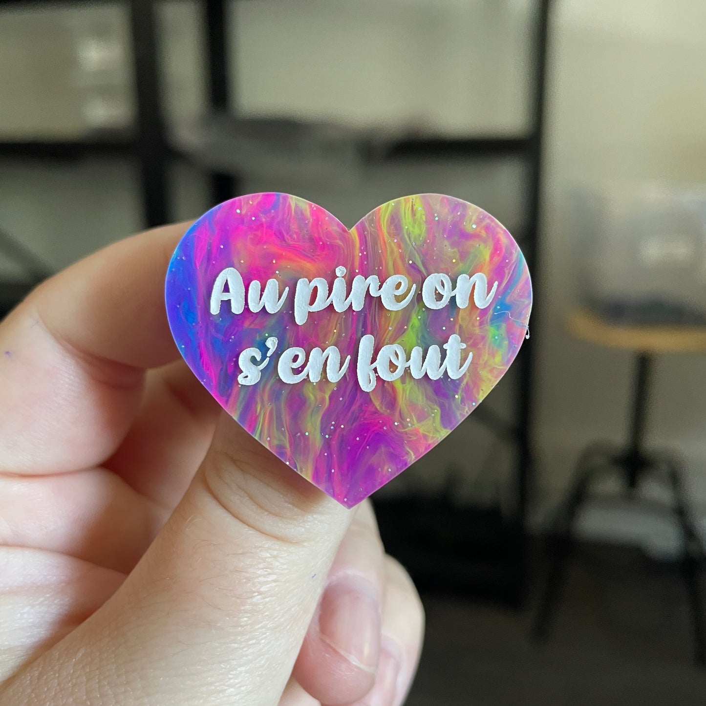 Broche "Au pire on s'en fout" en acrylique semi transparente marbrée multicolore