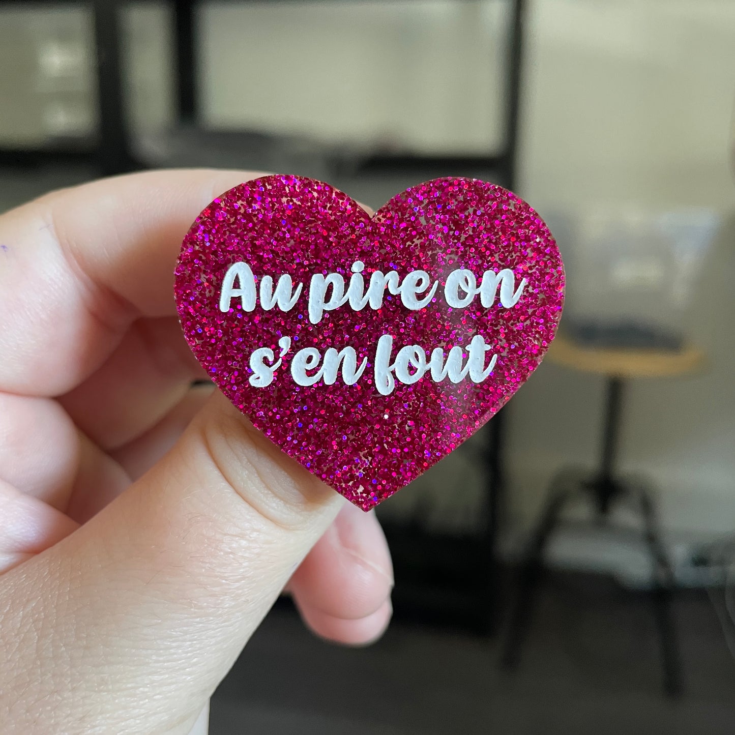Broche "Au pire on s'en fout" en acrylique à paillettes roses