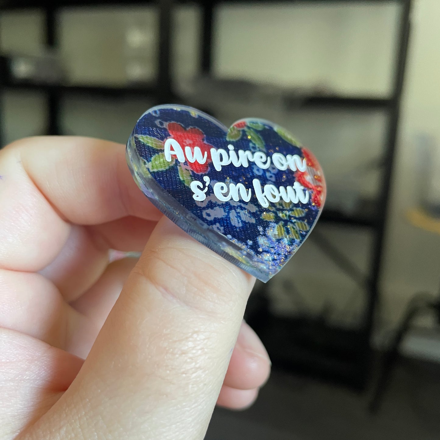 Broche "Au pire on s'en fout" en acrylique japonaise transparente avec du tissu