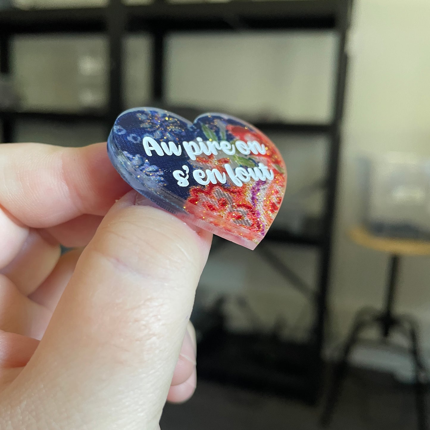 Broche "Au pire on s'en fout" en acrylique japonaise transparente avec du tissu