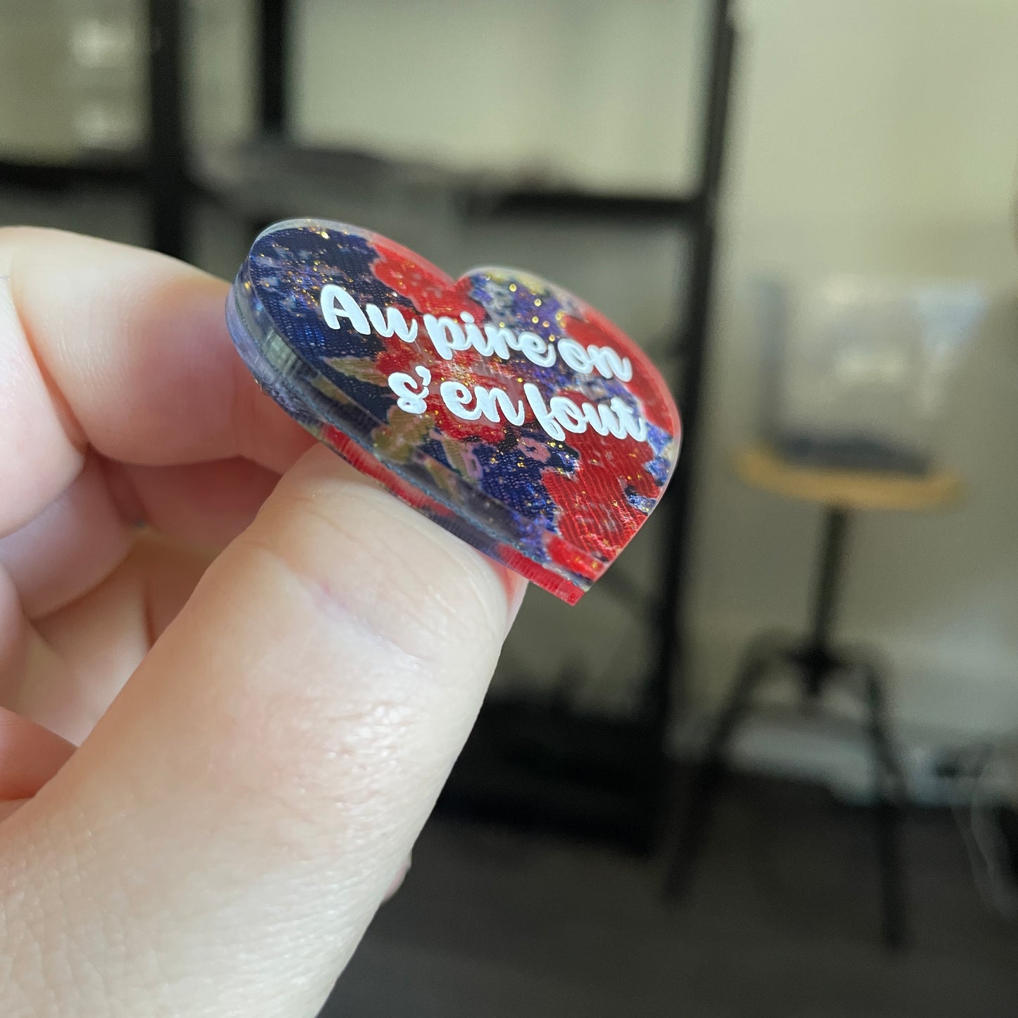 Broche "Au pire on s'en fout" en acrylique japonaise transparente avec du tissu