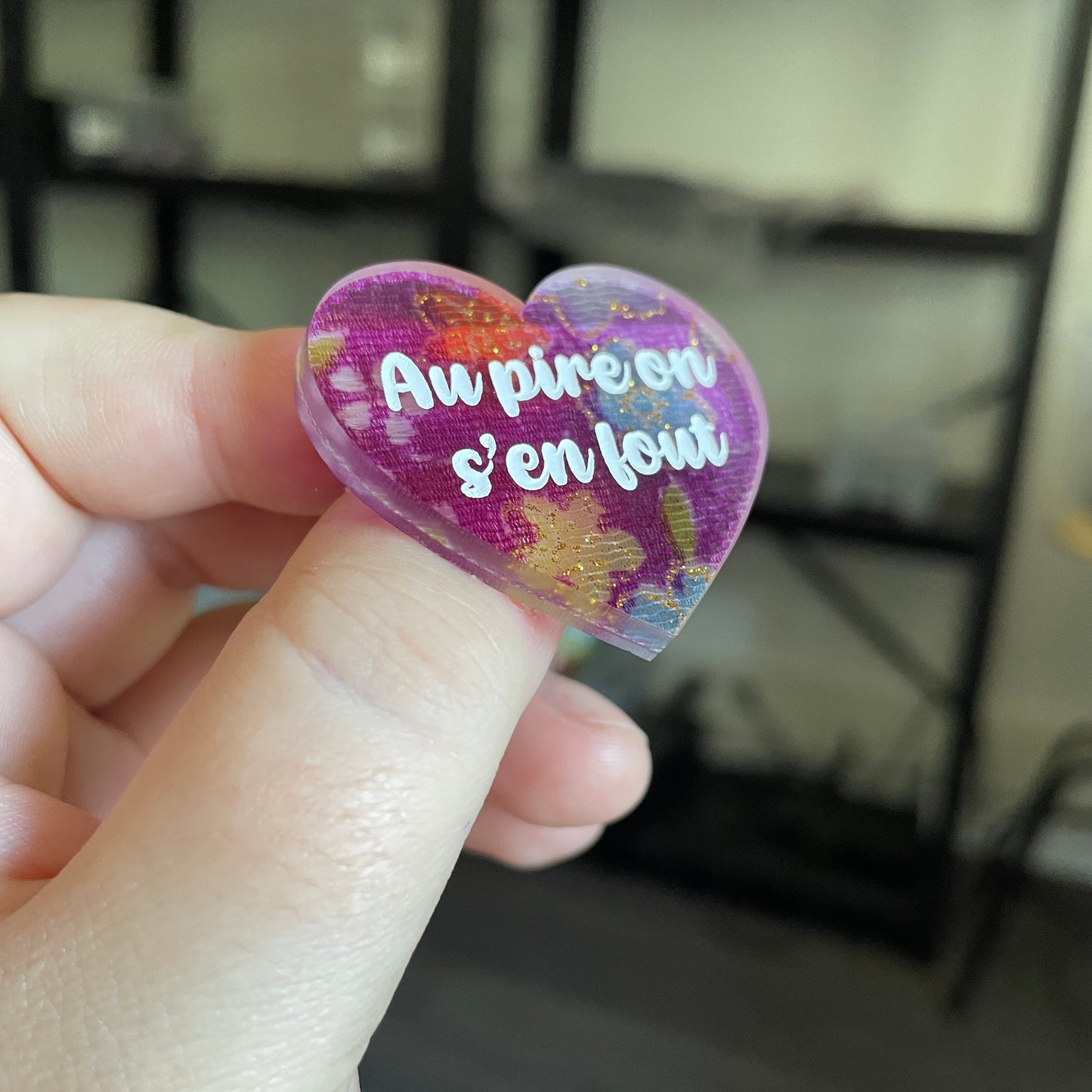 Broche "Au pire on s'en fout" en acrylique japonaise transparente avec du tissu