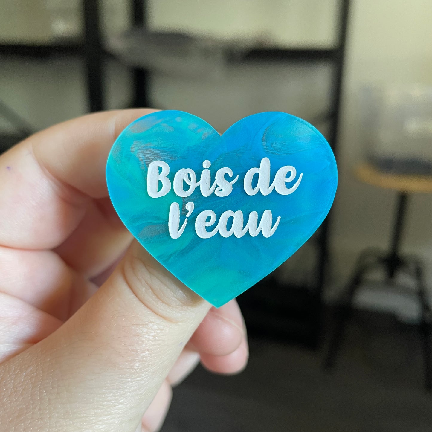 Broche "Bois de l'eau" en acrylique japonaise semi transparente bleue et turquoise