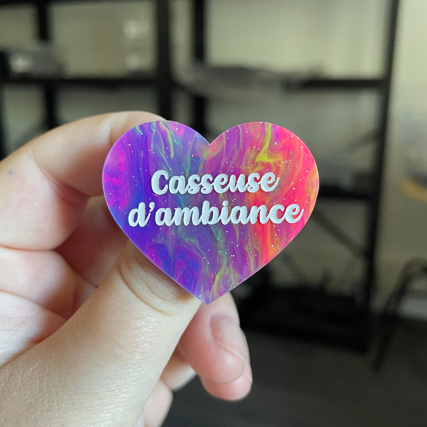 Broche "Casseuse d'ambiance" en acrylique semi transparente marbrée multicolore