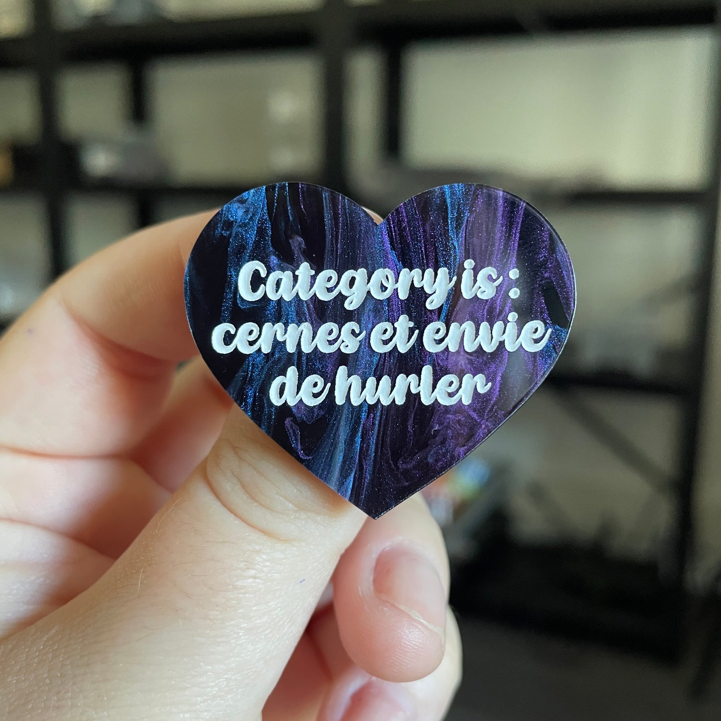 Broche "Category is : cernes et envie de hurler" en acrylique marbrée noire, bleue et violette