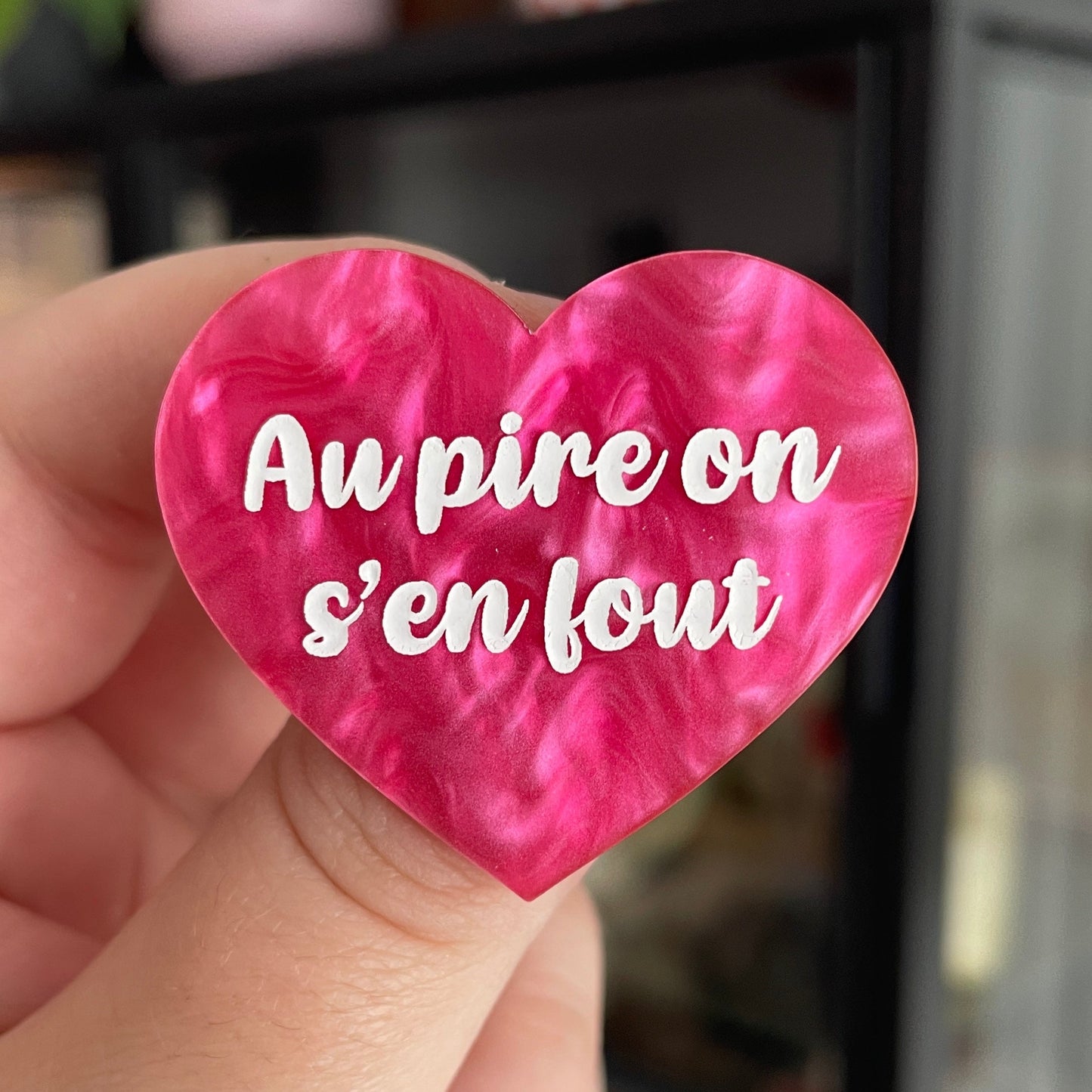Broche "Au pire on s'en fout" en acrylique marbrée rose