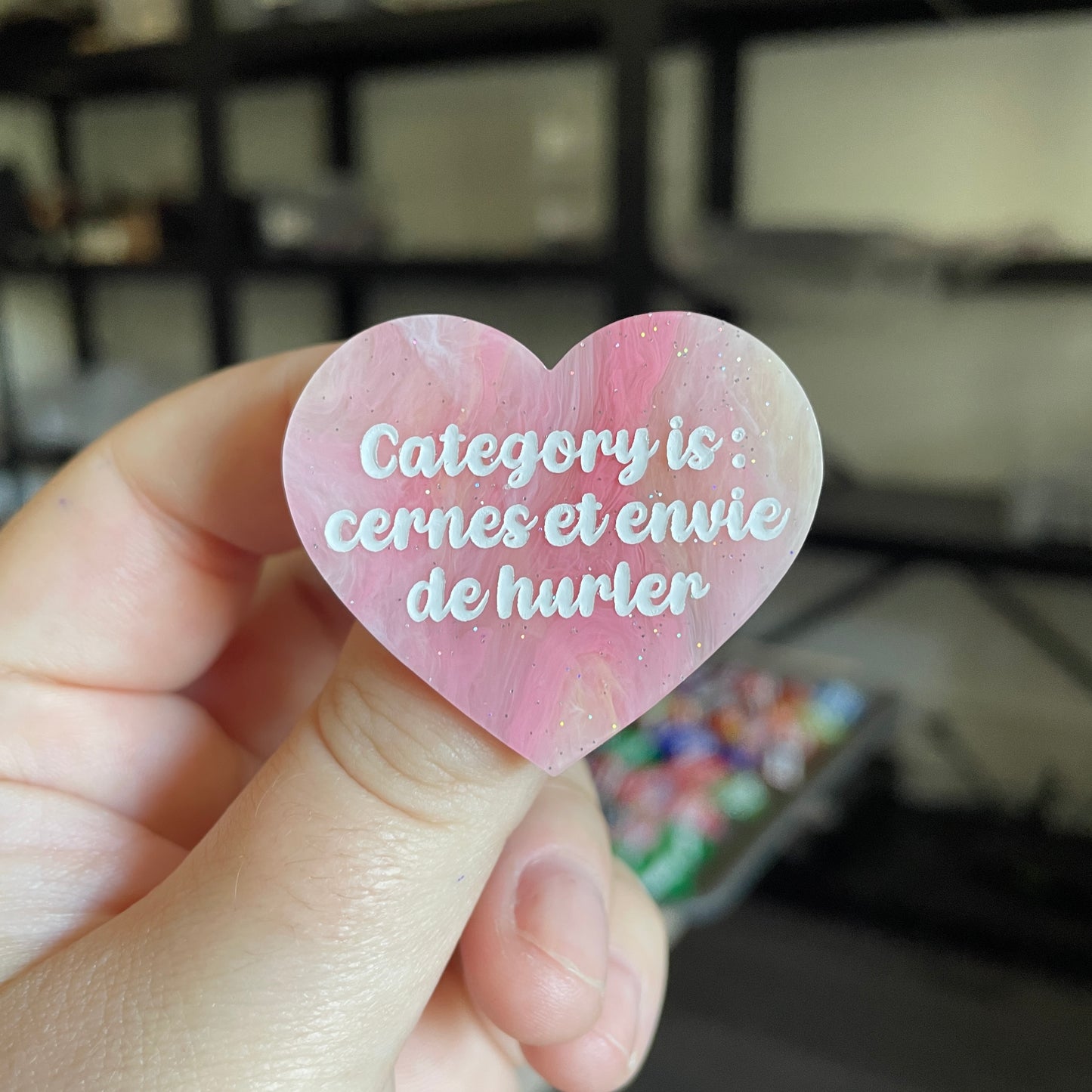 Broche "Category is : cernes et envie de hurler" en acrylique marbrée corail et blanche