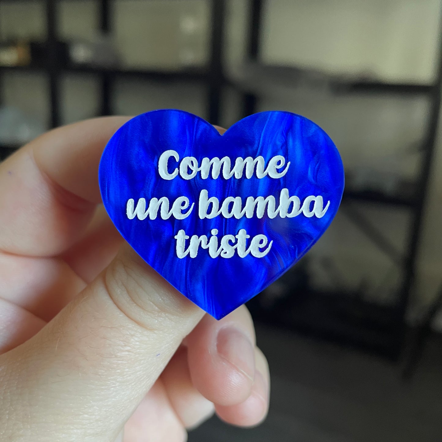 Broche "Comme une bamba triste" en acrylique marbrée bleue