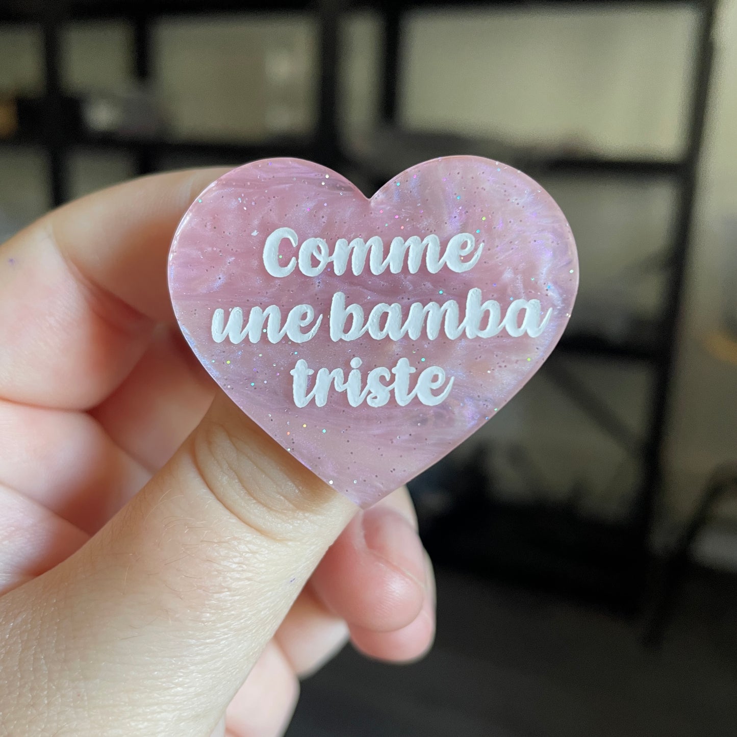 Broche "Comme une bamba triste" en acrylique marbrée rose pâle à paillettes