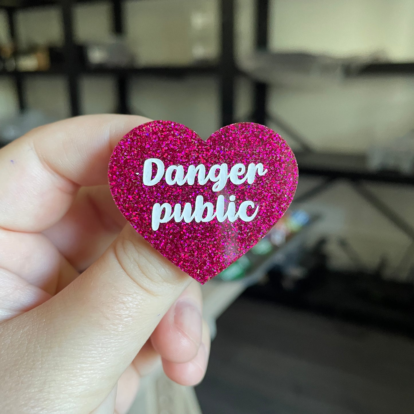 Broche "Danger public" en acrylique à paillettes roses