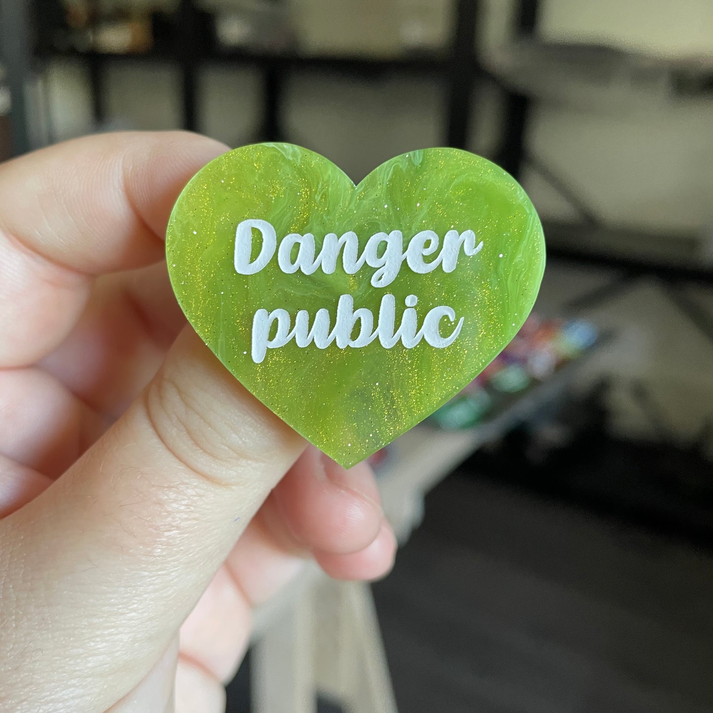 Broche "Danger public" en acrylique marbrée verte et dorée