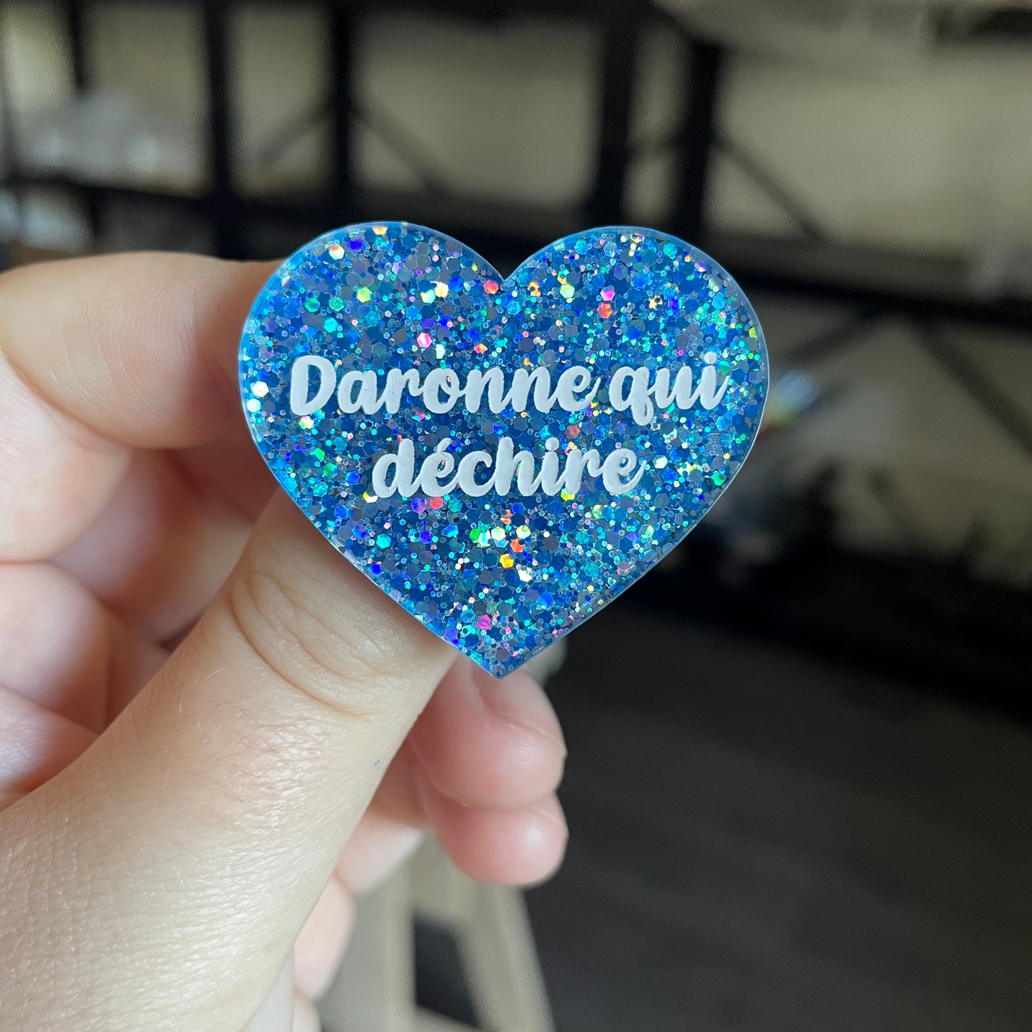 Broche "Daronne qui déchire" en acrylique semi transparente avec des paillettes bleues et argentées