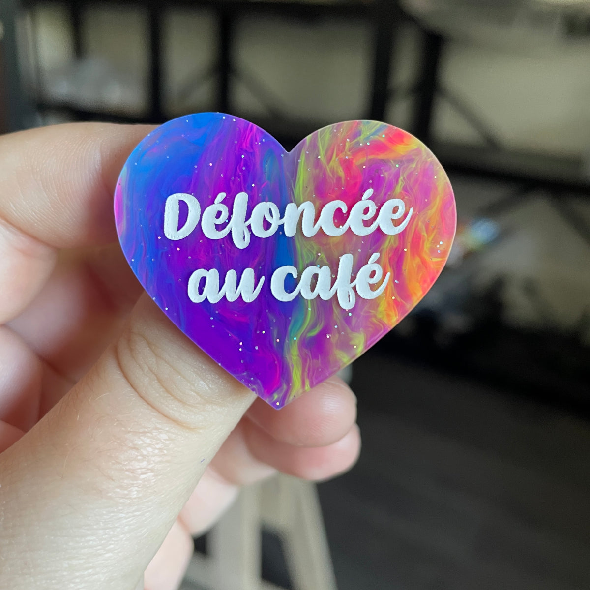 Broche "Défoncée au café" en acrylique semi transparente marbrée multicolore