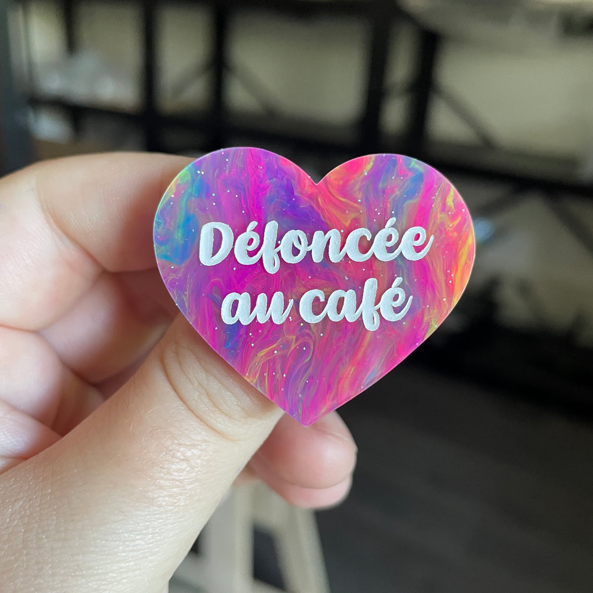 Broche "Défoncée au café" en acrylique semi transparente marbrée multicolore