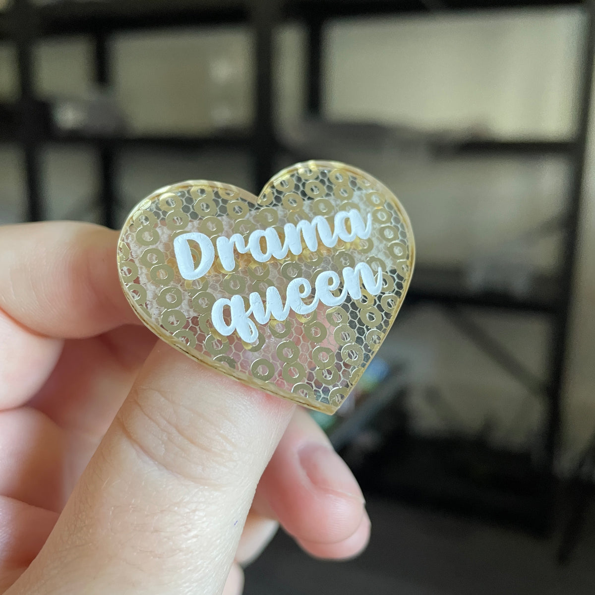 Broche "Drama queen" en acrylique japonaise transparente avec des sequins dorés