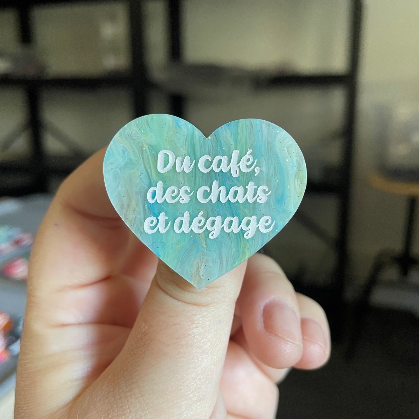 Broche "Du café, des chats et dégage" en acrylique marbrée bleue et jaune