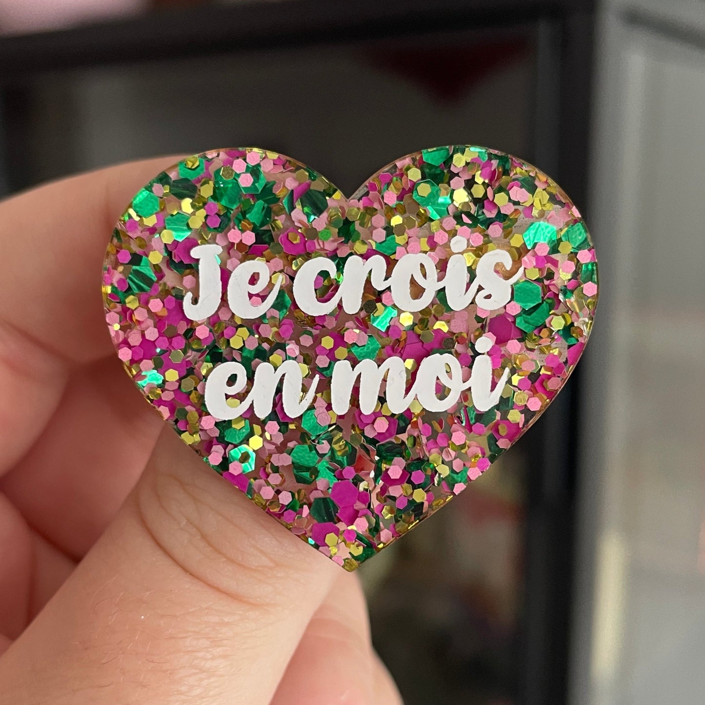 Broche "Je crois en moi" en acrylique semi transparente à pois verts, roses et dorés