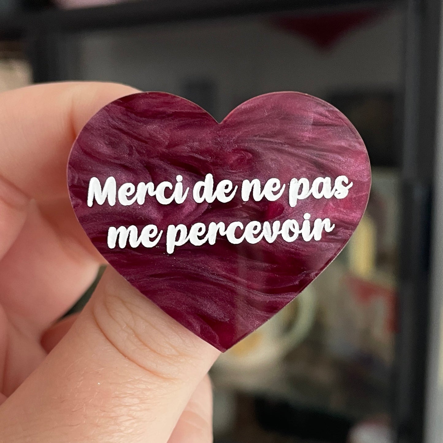 Broche "Merci de ne pas me percevoir" en acrylique marbrée bordeaux