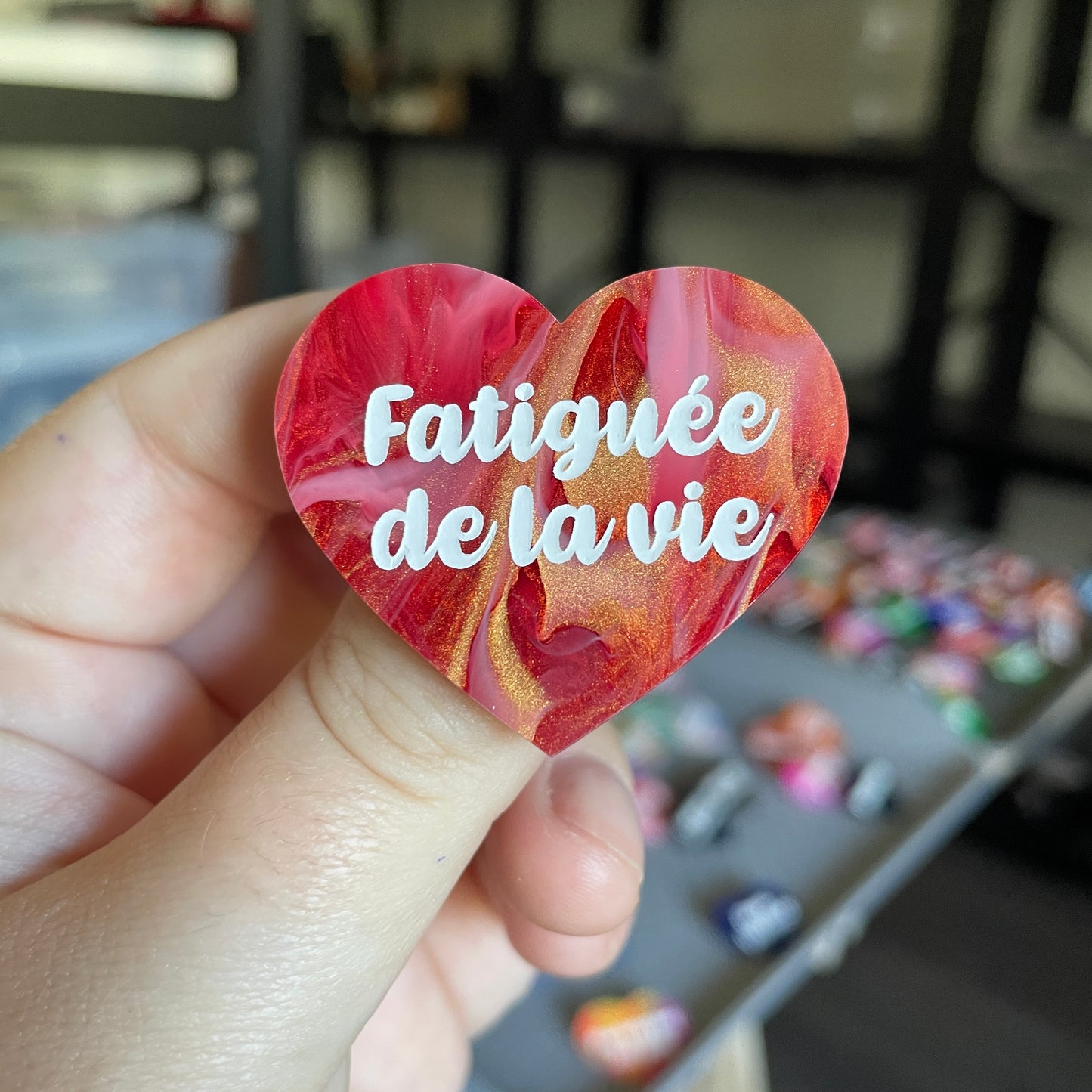 Broche "Fatiguée de la vie" en acrylique marbrée rouge, blanche et dorée