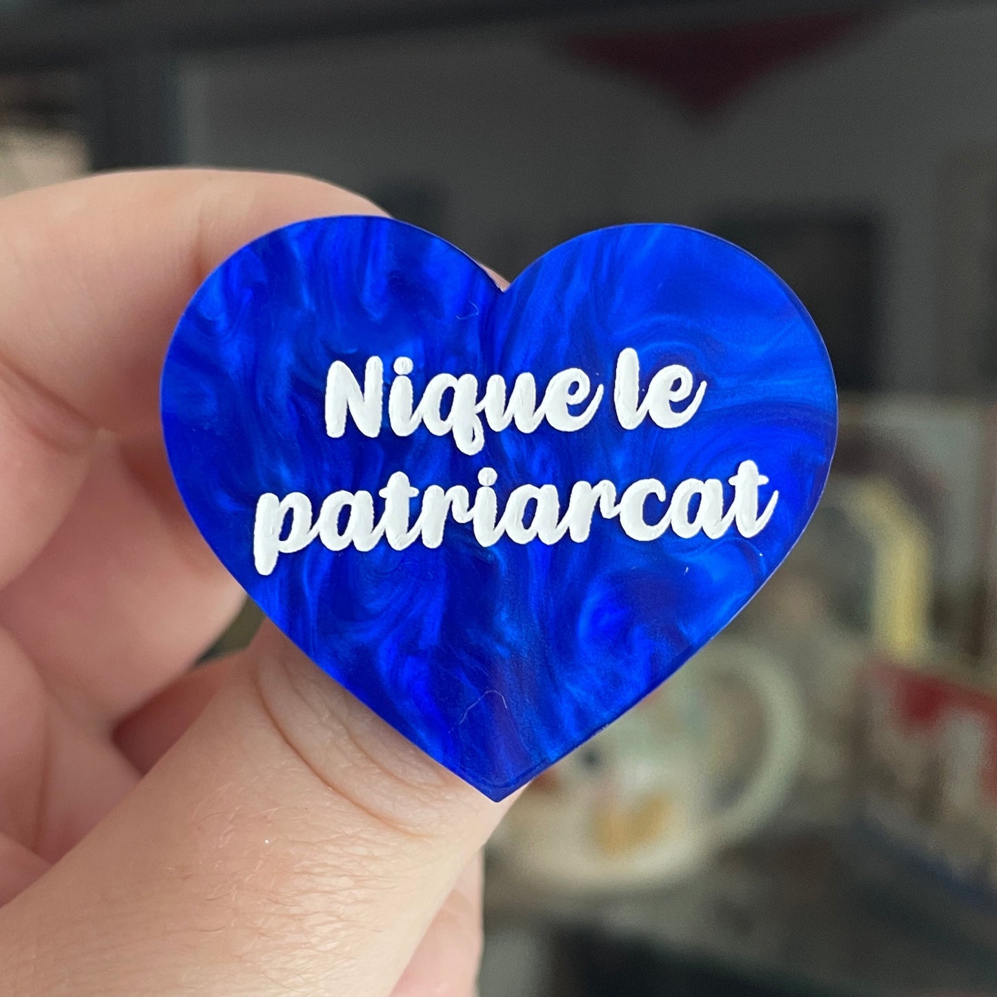 Broche "Nique le patriarcat" en acrylique marbrée bleue foncée