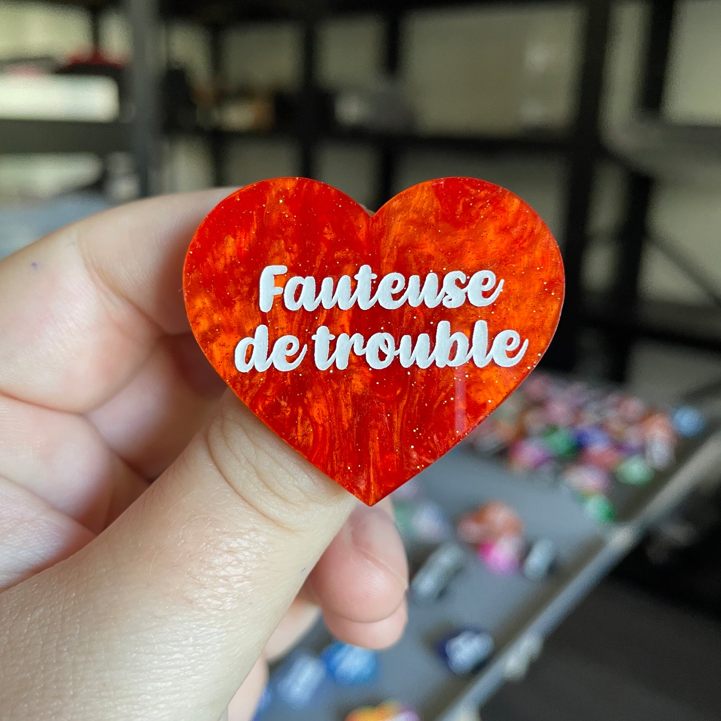 Broche "Fauteuse de trouble" en acrylique marbrée orange à paillettes