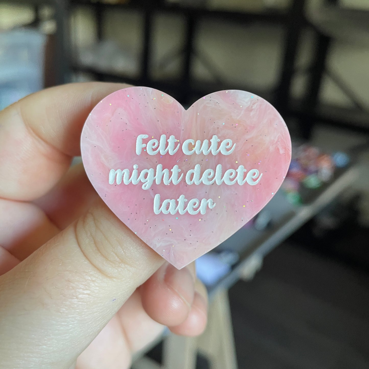 Broche "Felt cute might delete later" en acrylique marbrée rose et corail