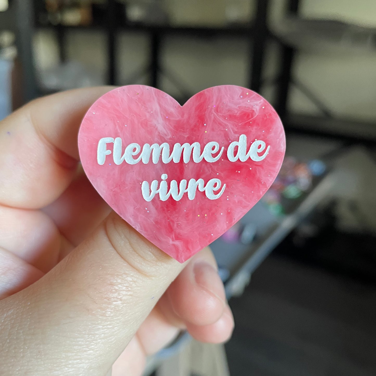 Broche "Flemme de vivre" en acrylique marbrée rose et blanche