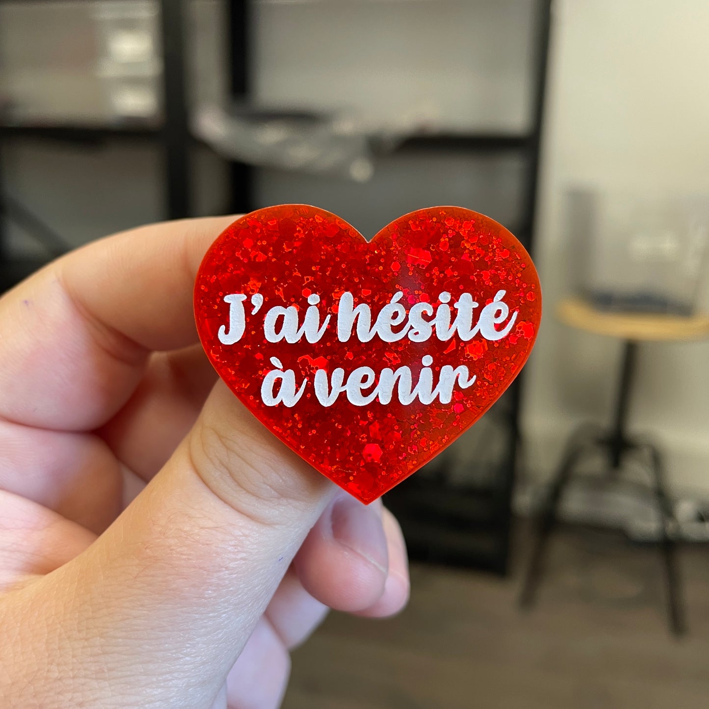 Broche "J'ai hésité à venir" en acrylique à paillettes oranges