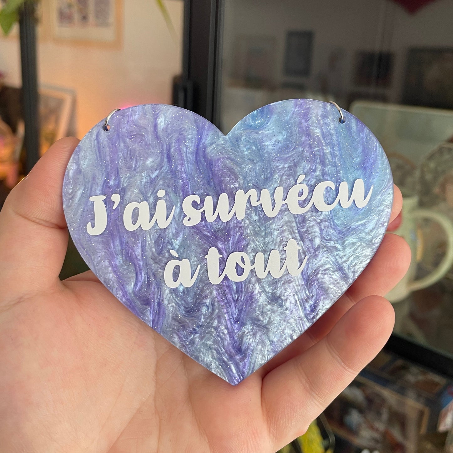 Mini murale "J'ai survécu à tout" en acrylique marbrée bleue et violette et vinyl blanc