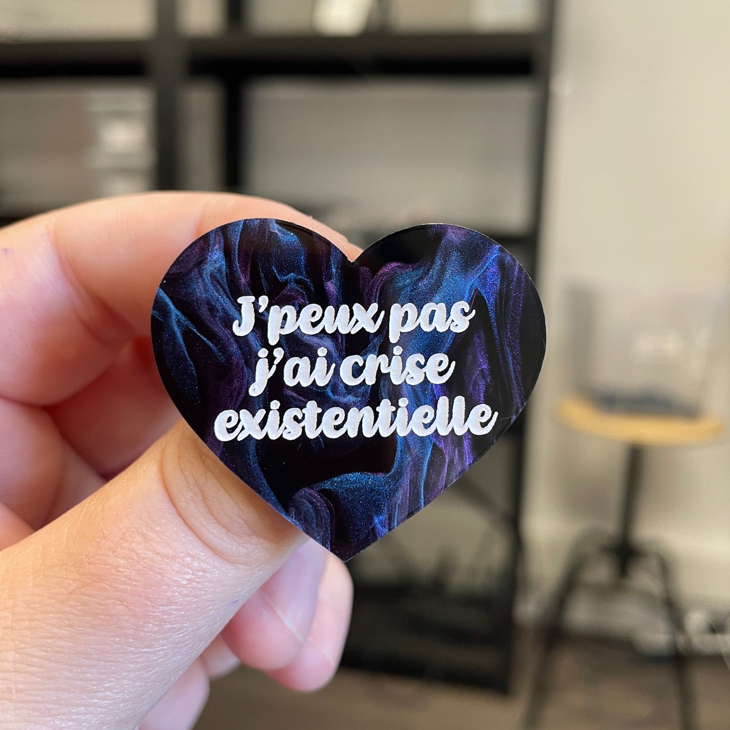 Broche "J'peux pas j'ai crise existentielle" en acrylique marbrée noire, bleue et violette