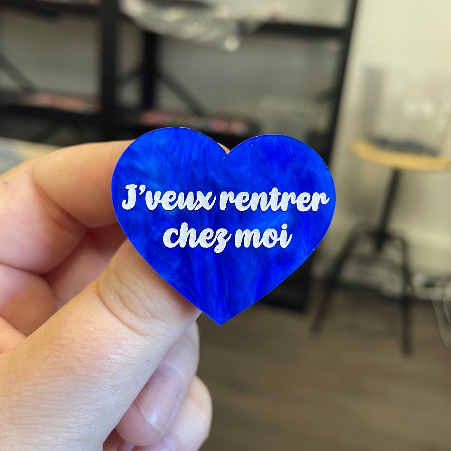 Broche "J'veux rentrer chez moi" en acrylique marbrée bleue