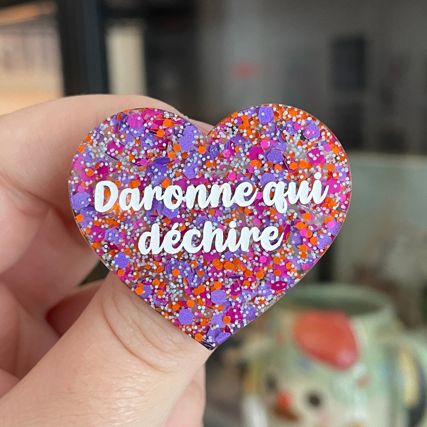 Broche "Daronne qui déchire" en acrylique semi transparente avec des pois violets, roses, oranges et blancs