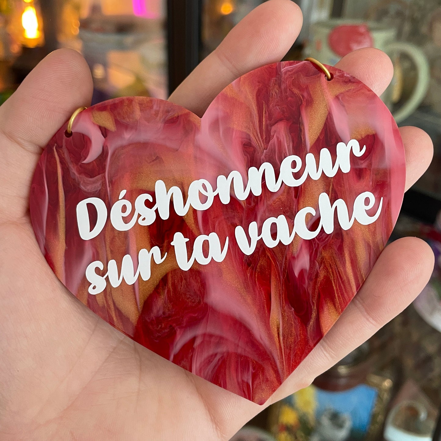 Mini murale "Déshonneur sur ta vache" en acrylique marbrée rouge et dorée et vinyl blanc