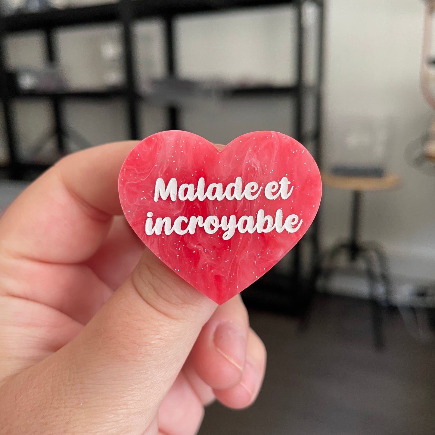 Broche "Malade et incroyable" en acrylique marbrée rose et blanche