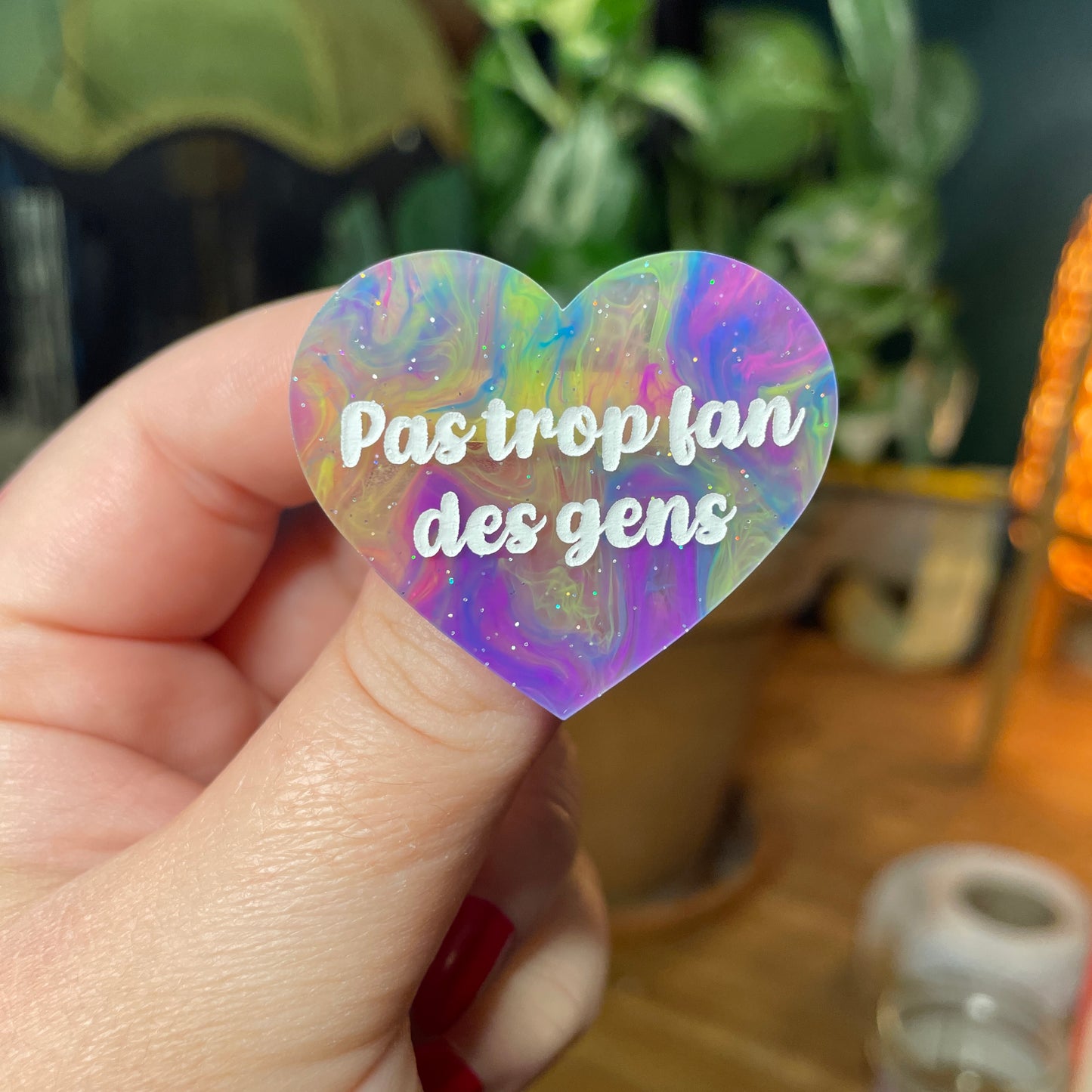 Broche "Pas trop fan des gens" en acrylique semi transparente marbrée multicolore