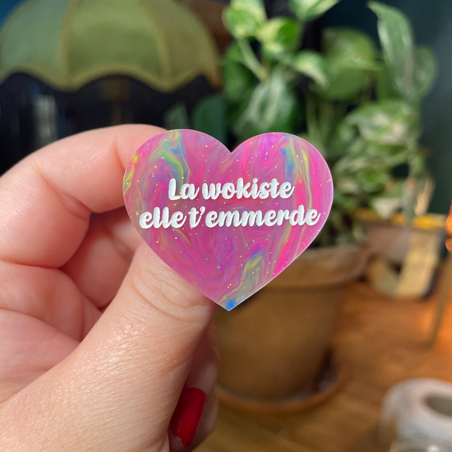 Broche "La wokiste elle t'emmerde" en acrylique semi transparente marbrée multicolore