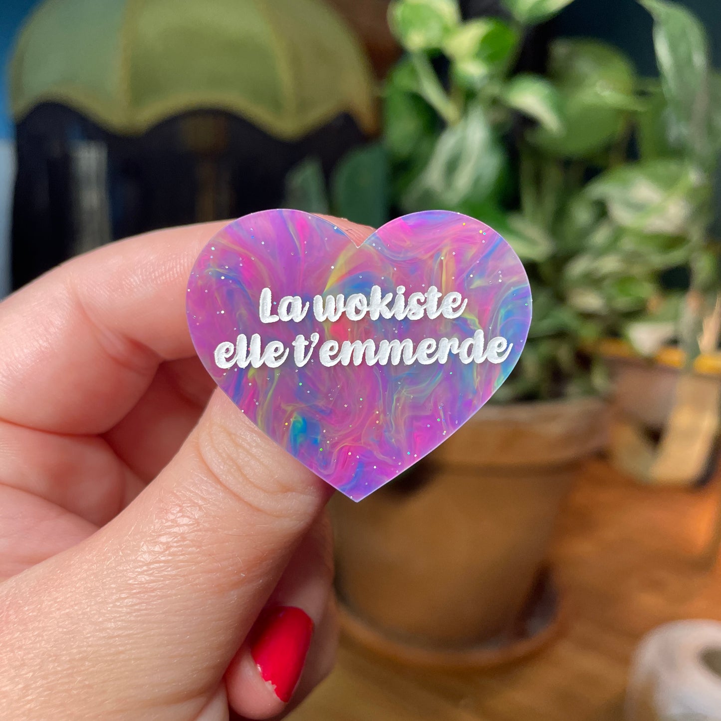 Broche "La wokiste elle t'emmerde" en acrylique semi transparente marbrée multicolore