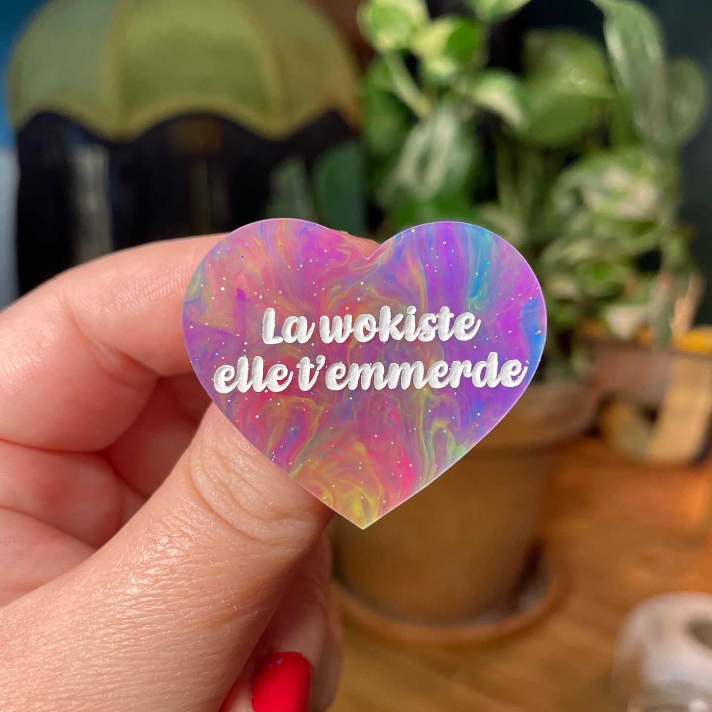 Broche "La wokiste elle t'emmerde" en acrylique semi transparente marbrée multicolore